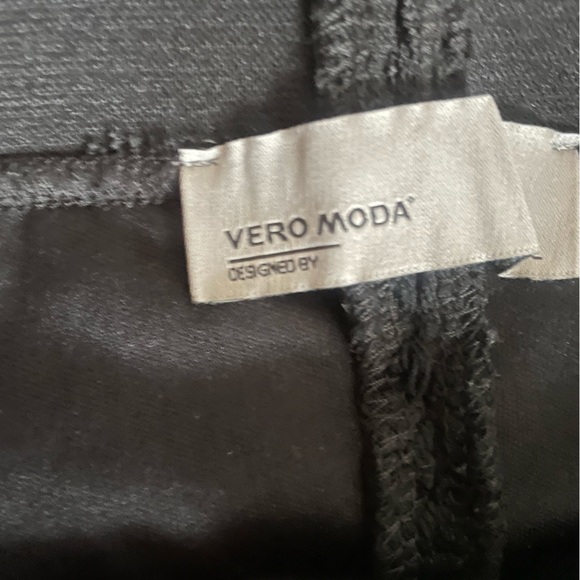 Lace skirt - Picture 2 of 2